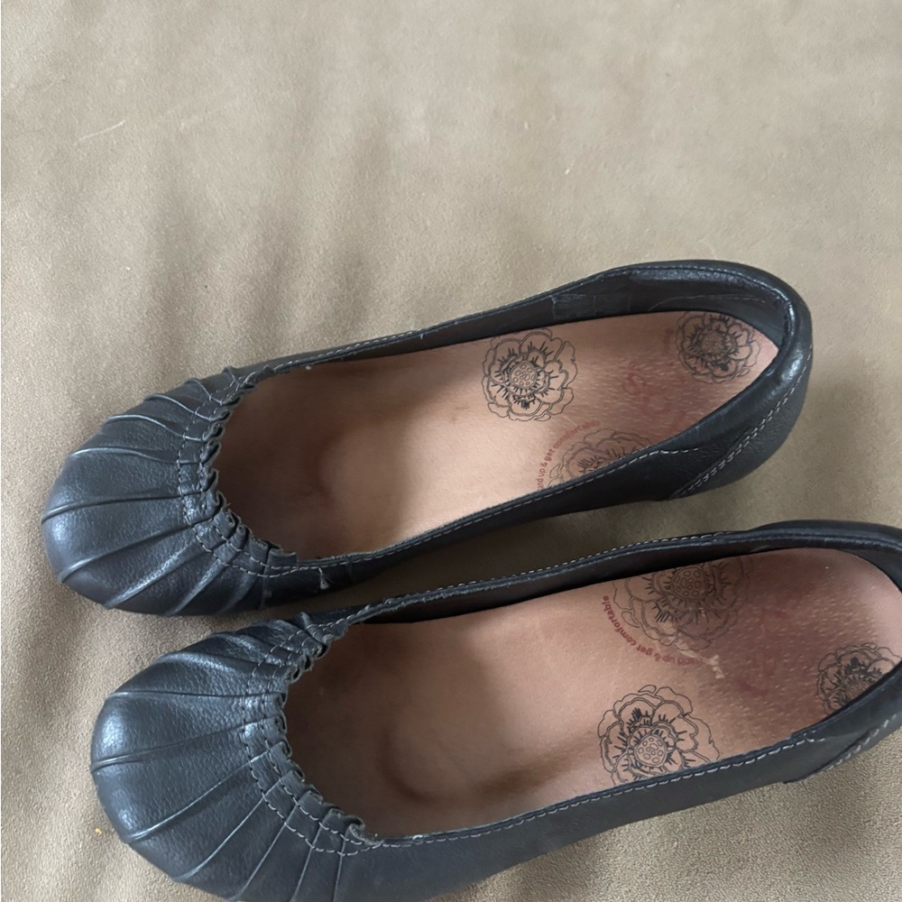 Taos Footwear Black Comfort Flats - Picture 3 of 3